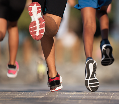 Levantar os Pés Mais Alto Durante a Corrida Poupa Energia?